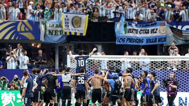Argentina memastikan satu tempat di partai puncak Piala Dunia 2026 setelah menaklukkan Inggris dengan skor dramatis 2-1 pada laga semifinal yang berlangsung di Atlanta Stadium, Kamis (16/7/2026) dini hari WIB. Sempat tertinggal lebih dulu, Albiceleste bangkit lewat dua gol di menit-menit akhir yang membuat harapan The Three Lions menuju final sirna dalam sekejap. REUTERS