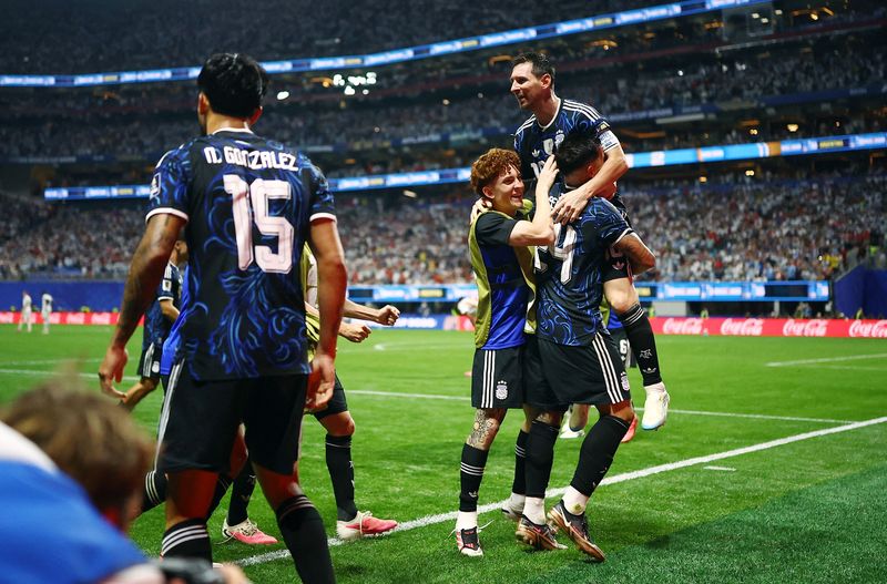 Drama Injury Time! Argentina Bungkam Inggris 2-1, Messi Cs Melaju ke Final Piala Dunia 2026 Argentina memastikan satu tempat di partai puncak Piala Dunia 2026 setelah menaklukkan Inggris dengan skor dramatis 2-1 pada laga semifinal yang berlangsung di Atlanta Stadium, Kamis (16/7/2026) dini hari WIB. Sempat tertinggal lebih dulu, Albiceleste bangkit lewat dua gol di menit-menit akhir yang membuat harapan The Three Lions menuju final sirna dalam sekejap. REUTERS