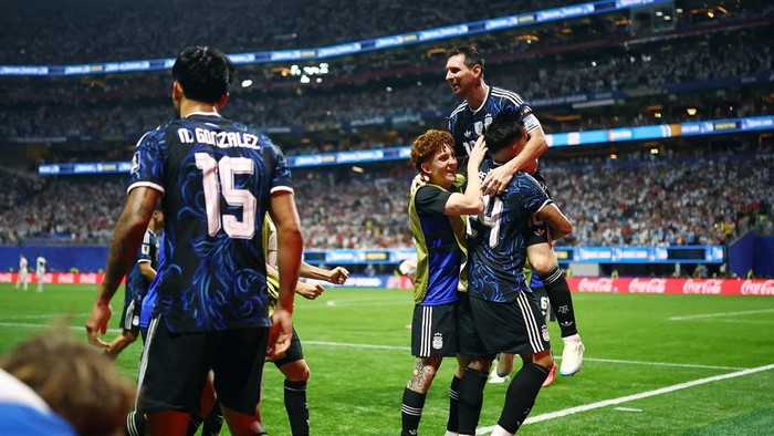 Argentina memastikan satu tempat di partai puncak Piala Dunia 2026 setelah menaklukkan Inggris dengan skor dramatis 2-1 pada laga semifinal yang berlangsung di Atlanta Stadium, Kamis (16/7/2026) dini hari WIB. Sempat tertinggal lebih dulu, Albiceleste bangkit lewat dua gol di menit-menit akhir yang membuat harapan The Three Lions menuju final sirna dalam sekejap. REUTERS