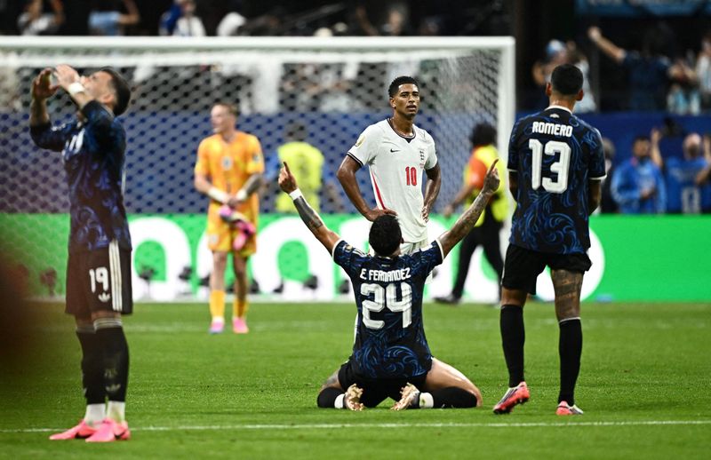 Argentina memastikan satu tempat di partai puncak Piala Dunia 2026 setelah menaklukkan Inggris dengan skor dramatis 2-1 pada laga semifinal yang berlangsung di Atlanta Stadium, Kamis (16/7/2026) dini hari WIB. Sempat tertinggal lebih dulu, Albiceleste bangkit lewat dua gol di menit-menit akhir yang membuat harapan The Three Lions menuju final sirna dalam sekejap. REUTERS