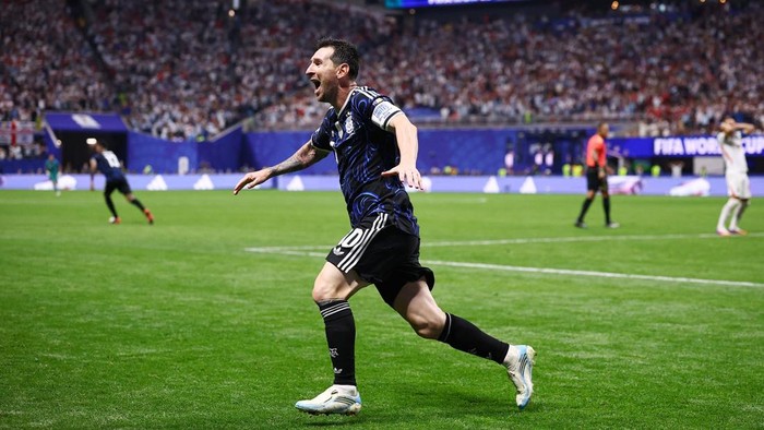 Argentina memastikan satu tempat di partai puncak Piala Dunia 2026 setelah menaklukkan Inggris dengan skor dramatis 2-1 pada laga semifinal yang berlangsung di Atlanta Stadium, Kamis (16/7/2026) dini hari WIB. Sempat tertinggal lebih dulu, Albiceleste bangkit lewat dua gol di menit-menit akhir yang membuat harapan The Three Lions menuju final sirna dalam sekejap. REUTERS