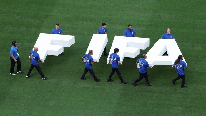 Soccer Football - FIFA World Cup 2026 - Group E - Ecuador v Germany - New York/New Jersey Stadium, East Rutherford, New Jersey, U.S. - June 25, 2026 General view as workers carry the FIFA logo on the pitch before the match REUTERS/John Sibley