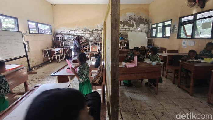 Foto satu ruangan dibuat 2 kelas di Sidoarjo
