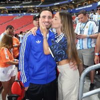 Caro Calavagni memamerkan momen romantis suaminya bek timnas Argentina Nicolas Tagliafico mendatanginya ke tribun. Kedunya berciuman dalam perayaan Argentina lolos masuk final Piala Dunia 2026. Video yang diunggah selebgram dan model fitness itu sontak bikin netizen meleleh. Foto: Instagram