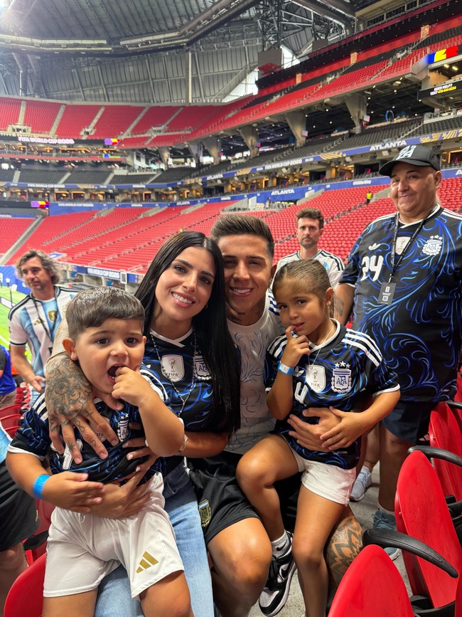 Pemandangan hangat terlihat dari postingan istri gelandang timnas Argentina Enzo Fernandez, Valentina Cervantes. Setelah membagikan postingan emosional memegangi kalung salib sebagai ucapan syukur, ia menampilkan foto keluarga mereka berpelukan di area tribun.  “MENUJU FINAL!! 🙌🏻 AYO ARGENTINA! 🇦🇷🤍🇦🇷” Foto: Instagram