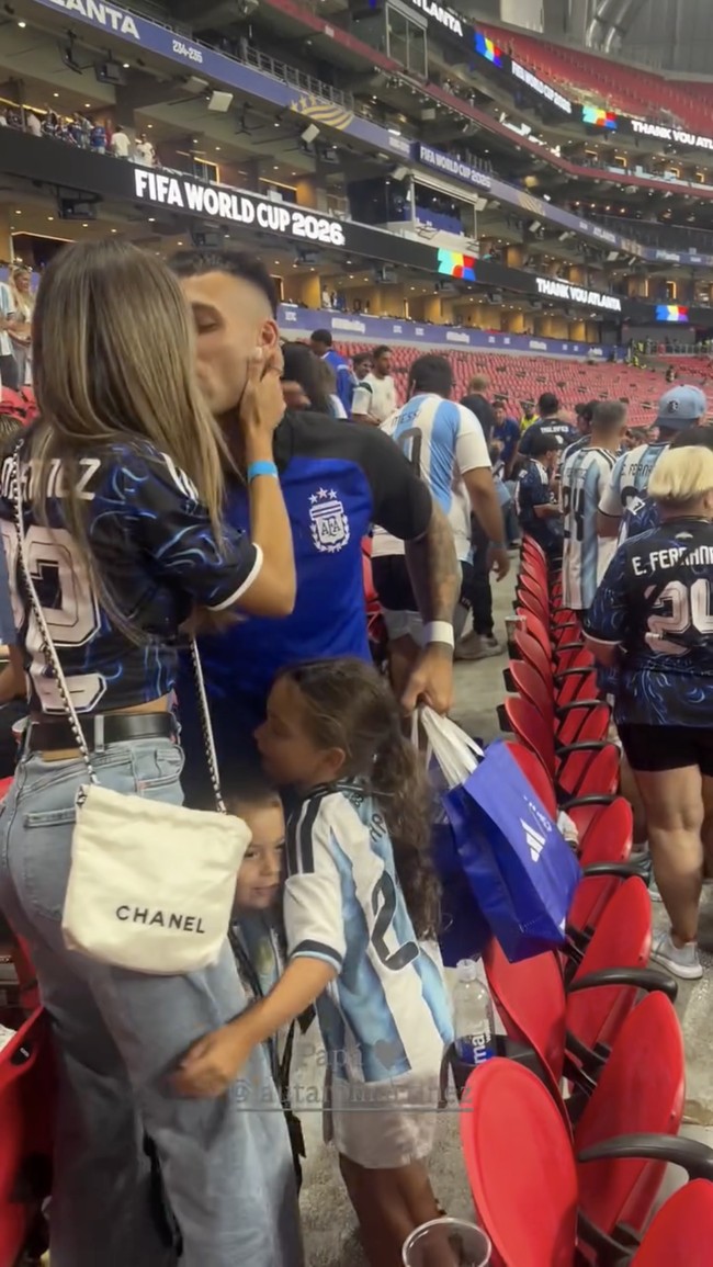Postingan Agus Gandolfo, istri penyerang timnas Argentina Lautaro Martinez tak kalah mencuri perhatian. Ia memperlihatkan bagaimana suaminya langsung datang memeluk kedua anak mereka dan mencium istrinya dengan mesra usai menaklukkan timnas Inggris dengan skor 2-1. Foto: Instagram