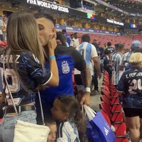 Postingan Agus Gandolfo, istri penyerang timnas Argentina Lautaro Martinez tak kalah mencuri perhatian. Ia memperlihatkan bagaimana suaminya langsung datang memeluk kedua anak mereka dan mencium istrinya dengan mesra usai menaklukkan timnas Inggris dengan skor 2-1. Foto: Instagram