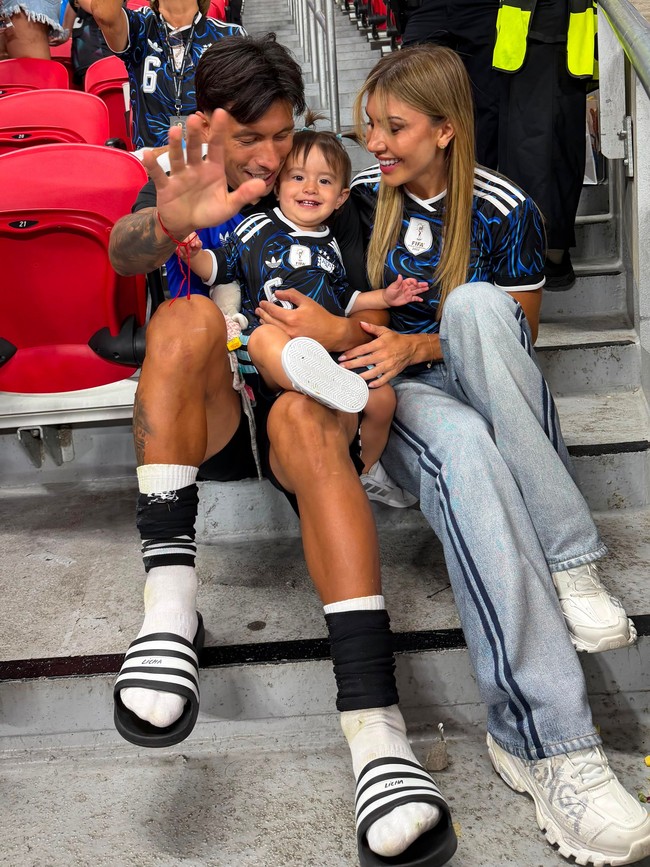 Muri Lopez Benitez menunjukkan rasa bangga terhadap suaminya bek tengah timnas Argentina Lisandro Martinez lewat sejumlah repost Instagram. “Cinta dalam hidupku 🥹” tulisnya. Foto: Instagram