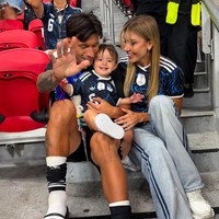 Muri Lopez Benitez menunjukkan rasa bangga terhadap suaminya bek tengah timnas Argentina Lisandro Martinez lewat sejumlah repost Instagram. “Cinta dalam hidupku 🥹” tulisnya. Foto: Instagram