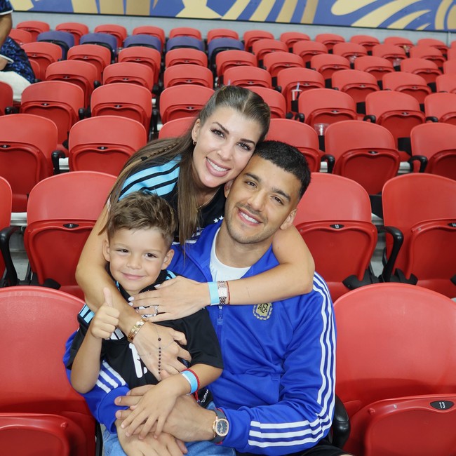 Selebgram dan ahli gizi Argentina, Rocio Esposito Suarez juga menonton langsung pertandingan di Stadion Atlanta untuk memberikan dukungan kepada suaminya penjaga gawang timnas Argentina Geronimo Rulli. Hadir bersama putranya Luca, aura bahagia terpancar dari keluarga kecil mereka saat berpelukan. Foto: Instagram