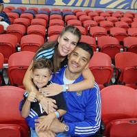 Selebgram dan ahli gizi Argentina, Rocio Esposito Suarez juga menonton langsung pertandingan di Stadion Atlanta untuk memberikan dukungan kepada suaminya penjaga gawang timnas Argentina Geronimo Rulli. Hadir bersama putranya Luca, aura bahagia terpancar dari keluarga kecil mereka saat berpelukan. Foto: Instagram