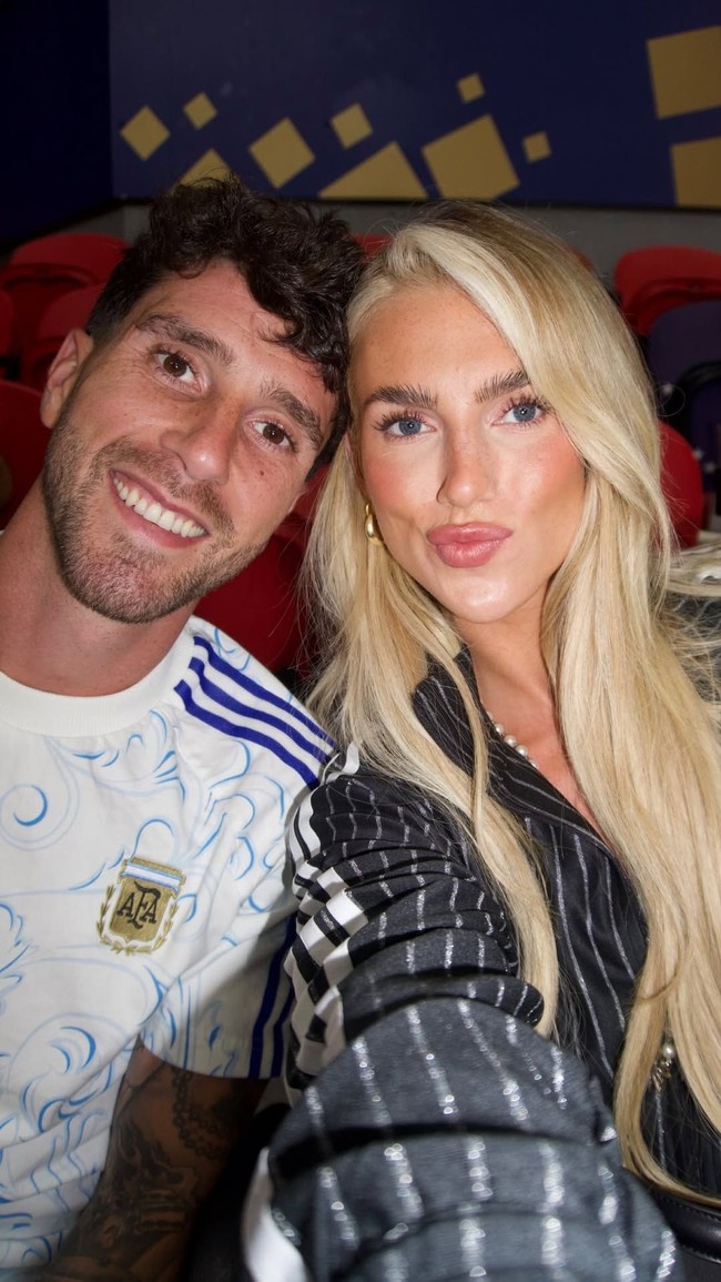 Pemain sepak bola Inggris, Kelci Rose duduk di area tribun pendukung timnas Argentina demi mendukung kekasihnya bek tengah Marcos Senesi. Karena kekalahan Inggris, Kelci menulis “proud of my country” dengan emoticon sedih. Di sisi lain, ia menunjukkan dukungan untuk Marcos dengan caption, “Proud of you always x.” Foto: Instagram