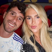 Pemain sepak bola Inggris, Kelci Rose duduk di area tribun pendukung timnas Argentina demi mendukung kekasihnya bek tengah Marcos Senesi. Karena kekalahan Inggris, Kelci menulis “proud of my country” dengan emoticon sedih. Di sisi lain, ia menunjukkan dukungan untuk Marcos dengan caption, “Proud of you always x.” Foto: Instagram