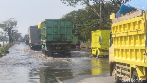 Genangan rob di sejumlah titik di Pantura Demak, Kamis (16/7/2026).