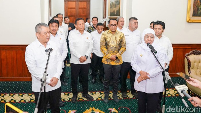 Gubernur Jatim Khofifah Indar Parawansa bersama Menteri Perhubungan Dudy Purwagandhi