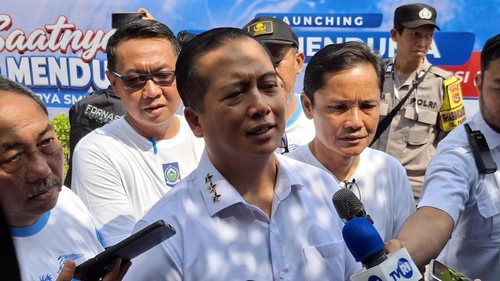 Gubernur NTB, Lalu Muhamad Iqbal, didampingi Kadisdikpora NTB, Samsul Hadi (kanan), dan Sekdisdikpora NTB, Bowo Soesatyo (kiri), saat diwawancarai media massa di Mataram, Rabu (15/7/2026). (Foto: Ahmad Viqi/detikBali)