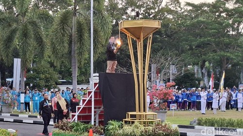Gubernur NTB Lalu Muhamad Iqbal menyalakan obor pada pembukaan Porprov XII NTB 2026, Kamis (16/7/2026). (Foto: Ahmad Viqi/detikBali)