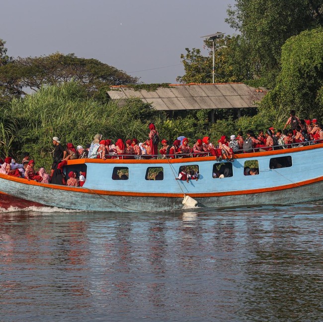 Hampir 20 Tahun Abrasi, Siswa Muara Gembong Andalkan Perahu ke Sekolah