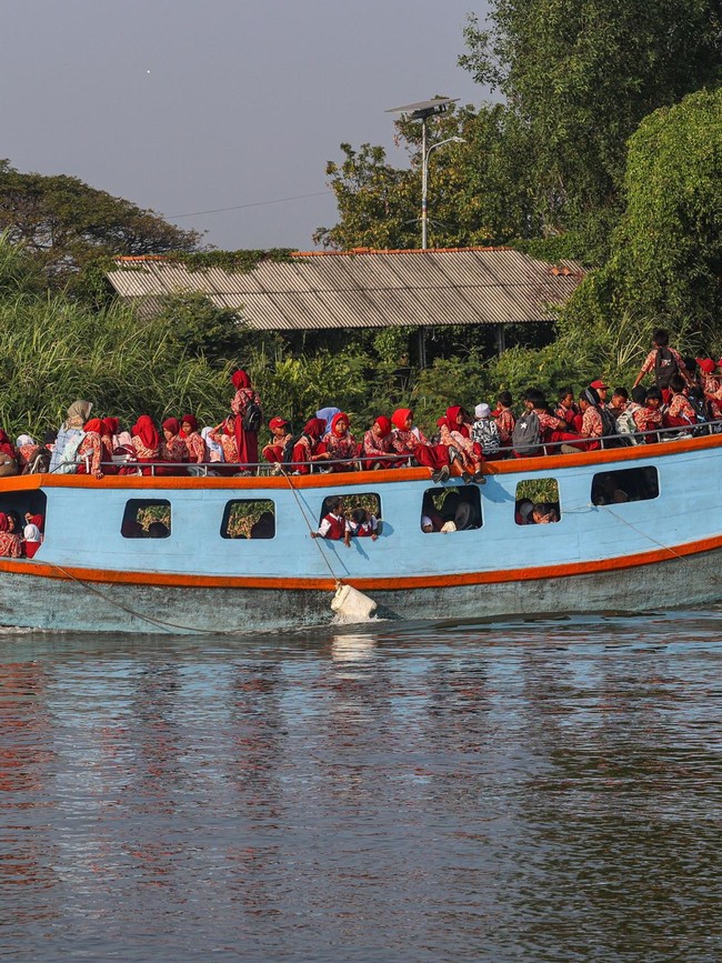 Hampir 20 Tahun Abrasi, Siswa Muara Gembong Andalkan Perahu ke Sekolah