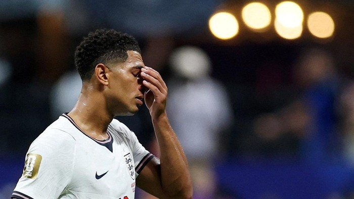 Kekalahan dramatis Inggris dari Argentina dengan skor 1-2 di semifinal Piala Dunia 2026 menyisakan duka mendalam bagi Jude Bellingham. Gelandang muda andalan The Three Lions itu tampak tertunduk lesu seusai peluit panjang dibunyikan, seolah tak mampu menyembunyikan rasa kecewa setelah mimpi membawa negaranya ke final harus berakhir di depan mata. REUTERS