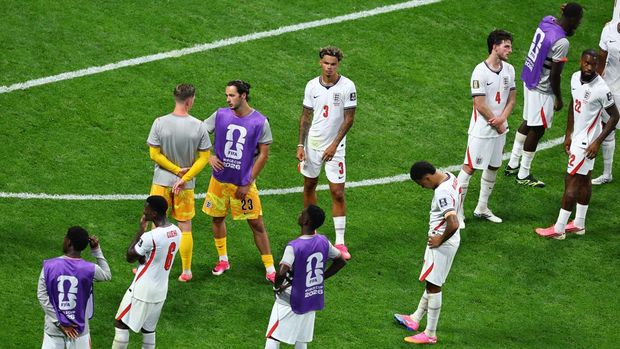 Inggris Soccer Football - FIFA World Cup 2026 - Semi Final - England v Argentina - Atlanta Stadium, Atlanta, Georgia, U.S. - July 15, 2026 England players look dejected on the pitch after the match as they are eliminated from the World Cup REUTERS/Carlos Barria