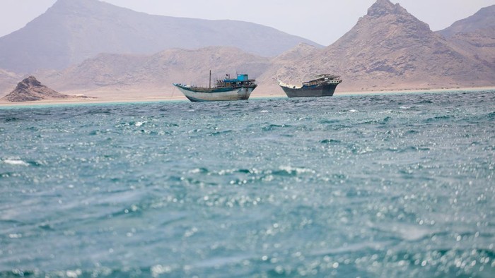 Kapal-kapal berlayar di lepas pantai dekat perairan Selat Bab el-Mandeb yang terletak di dekat daratan Yaman  (dok. REUTERS/Reuters)