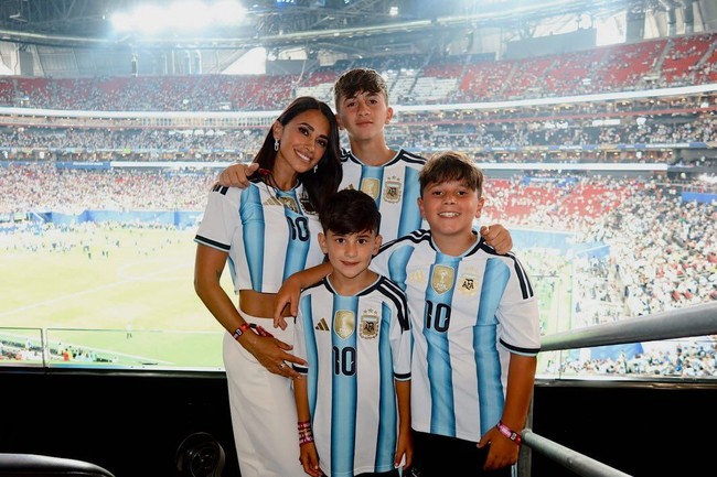 Istri dari kapten timnas Argentina Lionel Messi, Antonela Roccuzzo merayakan kemenangan Tim Tango bersama ketiga putranya di tribun VIP Stadion Atlanta, Georgia, AS. Tampil berbalut jersey yang dimodifikasi menjadi crop top dengan kulot putih. Ia juga memakai anting berlian Tiffany and Co. Foto: dok. Instagram @antonelaroccuzzo