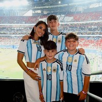 Argentina Singkirkan Inggris, Istri Messi Tampil Pakai Jersey Crop Top