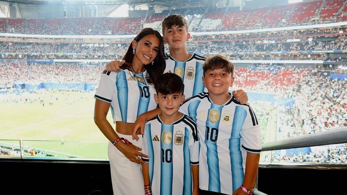 Istri Lionel Messi, Antonela Roccuzzo merayakan kemenangan Argentina berhasil menyingkirkan Inggris di babak semi final dengan skor 2-1.