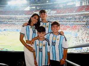 Argentina Singkirkan Inggris, Istri Messi Tampil Pakai Jersey Crop Top