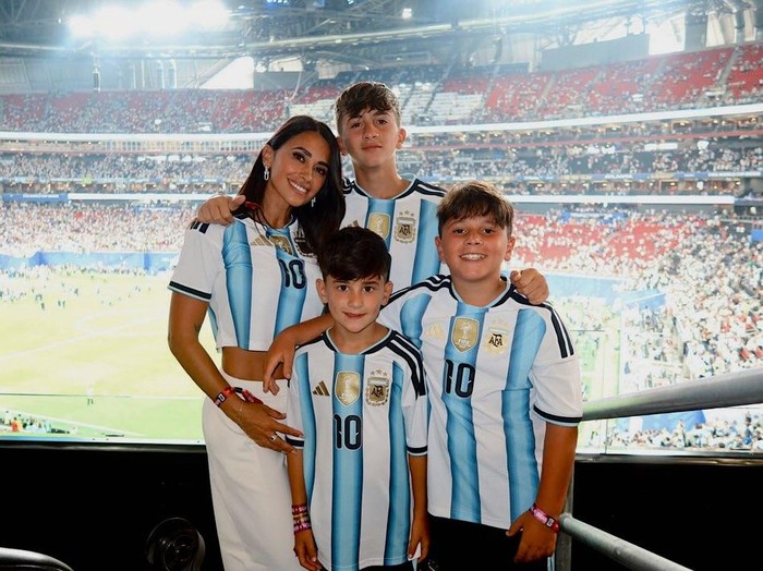 Gaya Istri Messi yang Cantik Effortless, Bikin Salfok di Ballon dOr 2023