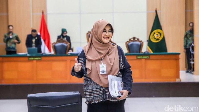 Jaksa penuntut umum (JPU) meminta majelis hakim Pengadilan Negeri Jakarta Timur menolak seluruh nota keberatan atau eksepsi yang diajukan terdakwa Tifauzia Tyassuma atau dr Tifa. Dalam sidang, Kamis (16/7/2026), jaksa menilai surat dakwaan telah disusun secara cermat, jelas, dan lengkap.