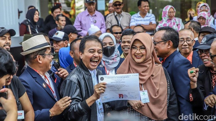 Jaksa penuntut umum (JPU) meminta majelis hakim Pengadilan Negeri Jakarta Timur menolak seluruh nota keberatan atau eksepsi yang diajukan terdakwa Tifauzia Tyassuma atau dr Tifa. Dalam sidang, Kamis (16/7/2026), jaksa menilai surat dakwaan telah disusun secara cermat, jelas, dan lengkap.