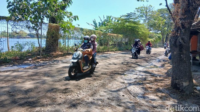 Jalan Daeng Tata Makassar dekat kawasan Benteng Somba Opu penuh lumpur dan licin.