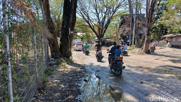 Jalan Daeng Tata Makassar dekat kawasan Benteng Somba Opu penuh lumpur dan licin.