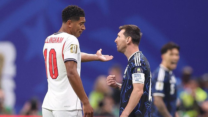ATLANTA, GEORGIA - JULY 15:  Jude Bellingham of England speaks with Lionel Messi of Argentina during the FIFA World Cup 2026 Semi Final match between England and Argentina at Atlanta Stadium on July 15, 2026 in Atlanta, Georgia. (Photo by Catherine Ivill - AMA/Getty Images)