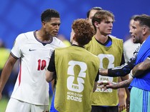 Bellingham Keplak Kepala Pemain Argentina Usai Inggris Kalah