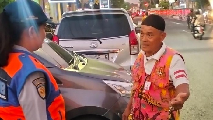 Personel Dishub Kota Semarang menindak jukir yang viral di media sosial meminta tarif dua kali di Jalan Pemuda, Kecamatan Semarang Tengah.