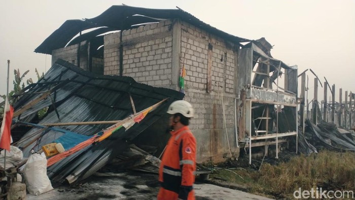 Pemadam Klaten memadamkan api di kandang ayam Desa Krajan, Kecamatan Kalikotes.