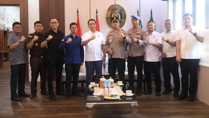 Kapolda Babel Irjen Viktor T. Sihombing bersama Kajati Babel Riono Budisantoso.