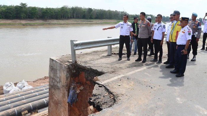 Kapolres Musi Banyuasin AKBP Ruri Prastowo melihat lokasi jalan longsor di Jalan Lintas