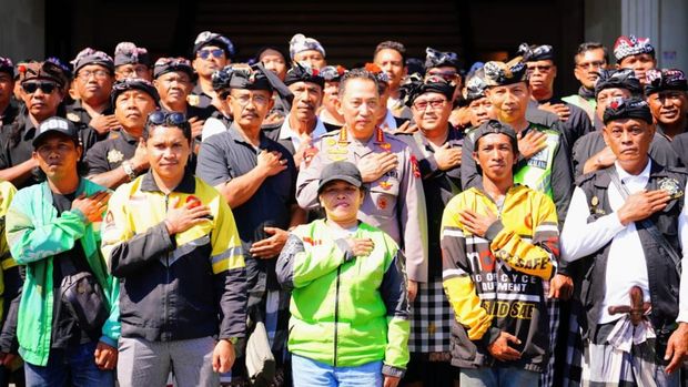 Kapolri Jenderal Listyo Sigit Prabowo menggelar silaturahmi dengan komunitas ojol dan Pecalang di Bali.