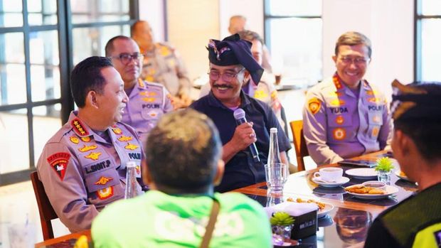 Kapolri Jenderal Listyo Sigit Prabowo menggelar silaturahmi dengan komunitas ojol dan Pecalang di Bali.