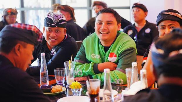 Kapolri Jenderal Listyo Sigit Prabowo menggelar silaturahmi dengan komunitas ojol dan Pecalang di Bali.
