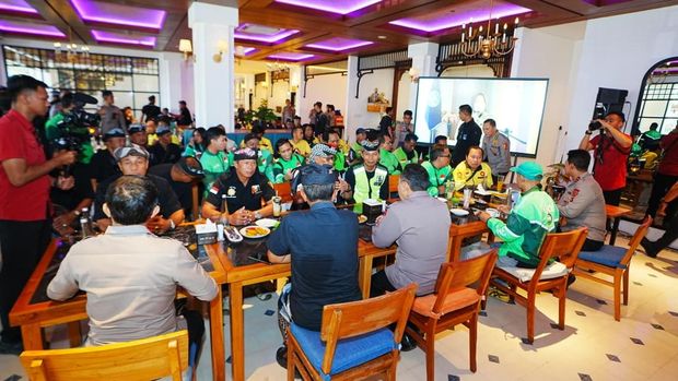 Kapolri Jenderal Listyo Sigit Prabowo menggelar silaturahmi 'Sabuk Kamtibmas' bersama komunitas ojek online dan Pecalang di Bali