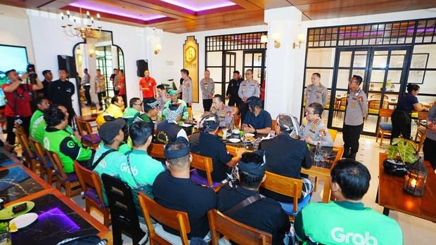 Kapolri Jenderal Listyo Sigit Prabowo menggelar silaturahmi 'Sabuk Kamtibmas' bersama komunitas ojek online dan Pecalang di Bali