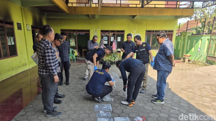 Tim Labfor Polda Jateng dan Inafis Polres Kendal saat melakukan olah TKP di ruangan MTS NU 27 Unggulan Jatipurwo, Kamis (16/7/2026).