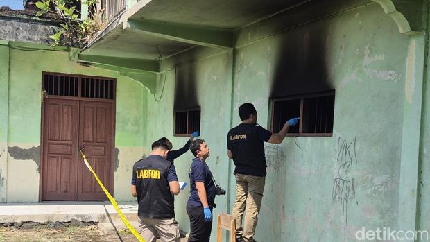 Kebakaran di Kendal Tim Labfor Polda Jateng dan Inafis Polres Kendal saat melakukan olah TKP di ruangan MTS NU 27 Unggulan Jatipurwo, Kamis (16/7/2026).