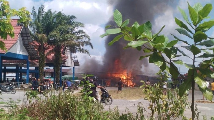 Kebakaran landa 8 unit ruko di Pangkalan Bun.