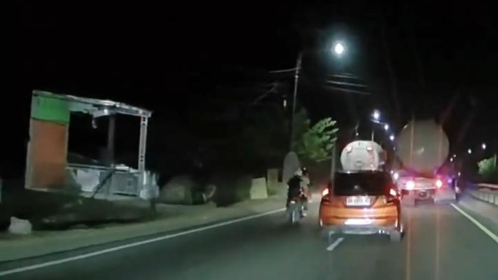Kecelakaan mobil menabrak motor di Maros, Sulawesi Selatan. Polisi minta korban segera lapor agar kasus ditangani.